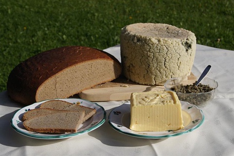 Brot, Butter, Steirerkas.